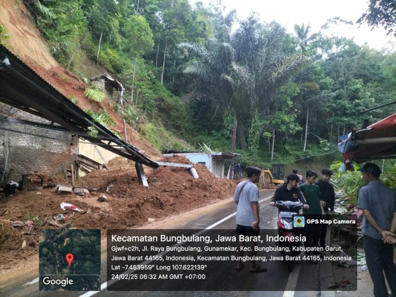 Tanah longsor menimpa rumah bengkel di Desa Bojong, Kecamatan Bungbulang, Kabupaten Garut, Minggu (23/2/2025) sore.