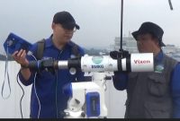 Petugas Observatorium Albiruni Fakultas Syariah Universitas Islam Bandung (Unisba) melakukan persiapan pemantauan hilal dengan menggunakan metode hisab rukyat pada Jumat,sore (28/02/2025).