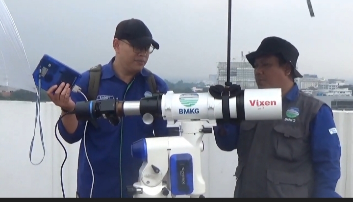 Petugas Observatorium Albiruni Fakultas Syariah Universitas Islam Bandung (Unisba) melakukan persiapan pemantauan hilal dengan menggunakan metode hisab rukyat pada Jumat,sore (28/02/2025).