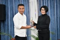 (Pj) Gubernur Jawa Barat, Bey Triadi Machmudin saat foto bersama Ning Wahyu Astutik, Ketua APINDO Jabar