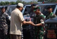 Menteri Pertahanan Sjafrie Sjamsoeddin menyerahkan,serahkan kendaraan khusus Maung MV3 buatan PT Pindad kepada TNI/Polri di Lanud Husein Sastranegara, Kota Bandung, Sabtu (1/3/2025).