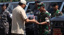 Menteri Pertahanan Sjafrie Sjamsoeddin menyerahkan,serahkan kendaraan khusus Maung MV3 buatan PT Pindad kepada TNI/Polri di Lanud Husein Sastranegara, Kota Bandung, Sabtu (1/3/2025).