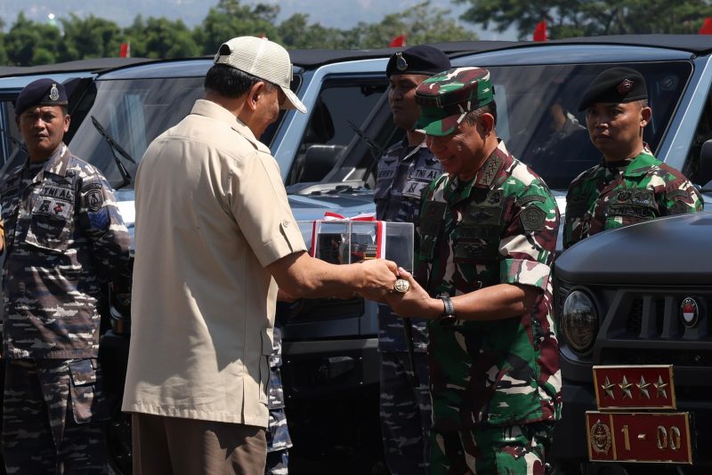 Menteri Pertahanan Sjafrie Sjamsoeddin menyerahkan,serahkan kendaraan khusus Maung MV3 buatan PT Pindad kepada TNI/Polri di Lanud Husein Sastranegara, Kota Bandung, Sabtu (1/3/2025).