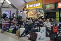 Suasana penumpang kereta api di Stasiun Bandung.