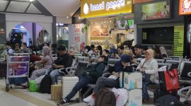 Suasana penumpang kereta api di Stasiun Bandung.
