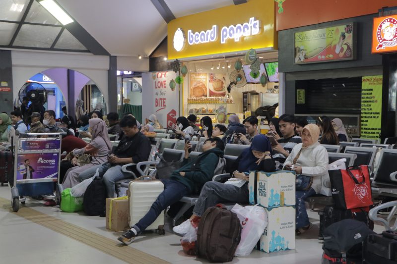 Suasana penumpang kereta api di Stasiun Bandung.