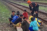 Petugas PTKAI sedang memberikan arahan kepada anak-anak agar tidak bermain atau ngabuburit di jalur kereta api.