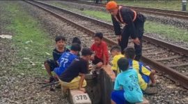 Petugas PTKAI sedang memberikan arahan kepada anak-anak agar tidak bermain atau ngabuburit di jalur kereta api.