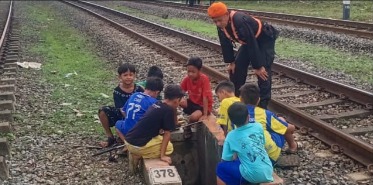 Petugas PTKAI sedang memberikan arahan kepada anak-anak agar tidak bermain atau ngabuburit di jalur kereta api.