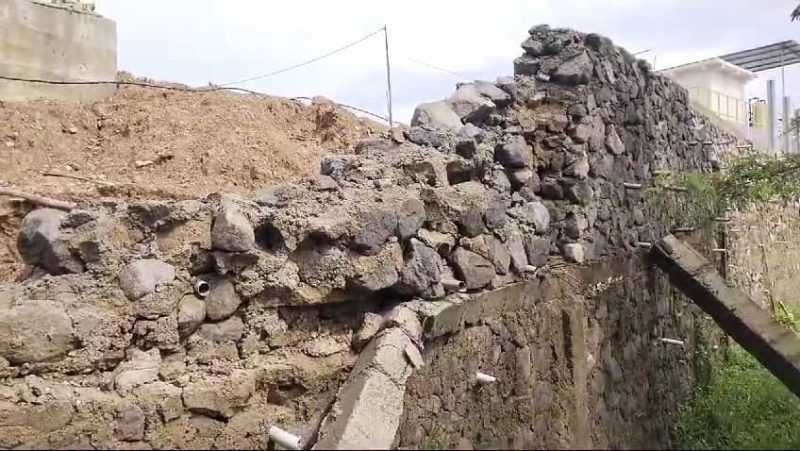 TPT yang jebol di sebuah pabrik yang berada di Kecamatan Cibatu Garut.