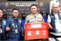 Kapolres Cimahi AKBP Tri Suhartanto saat menggelar konferensi pers kasus narkoba yang melibatkan Ketua Bawaslu KBB di Mapolres Cimahi.