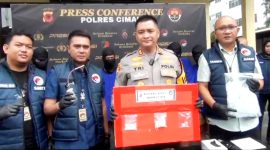 Kapolres Cimahi AKBP Tri Suhartanto saat menggelar konferensi pers kasus narkoba yang melibatkan Ketua Bawaslu KBB di Mapolres Cimahi.