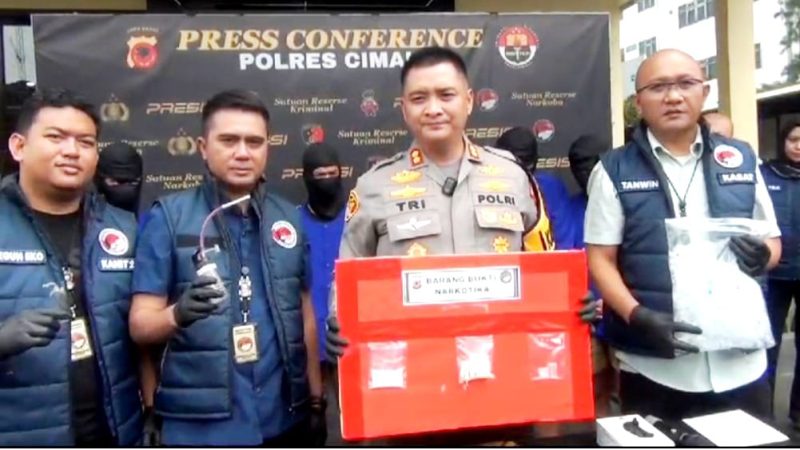 Kapolres Cimahi AKBP Tri Suhartanto saat menggelar konferensi pers kasus narkoba yang melibatkan Ketua Bawaslu KBB di Mapolres Cimahi.