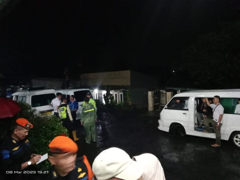 PT Kereta Api Indonesia (Persero) Daerah Operasi 2 Bandung menyampaikan permohonan maaf kepada pelanggan atas terganggunya perjalanan KA Siliwangi akibat banjir yang melanda petak jalan antara Stasiun Cibeber dan Stasiun Cianjur, Sabtu, 08 Maret 2025.