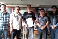 Wiganjar, Koordinator subsi Pemeliharaan Hak Ruang Tanah dan Pembinaan PPAT Kantor Pertanahan Kota Bandung, bersama jajaran Pimti saat memberikan sosialisasi ke masyarakat pemohon sertifikat elektronik di Cikutra Kota Bandung.