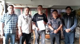 Wiganjar, Koordinator subsi Pemeliharaan Hak Ruang Tanah dan Pembinaan PPAT Kantor Pertanahan Kota Bandung, bersama jajaran Pimti saat memberikan sosialisasi ke masyarakat pemohon sertifikat elektronik di Cikutra Kota Bandung.