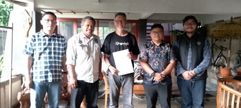 Wiganjar, Koordinator subsi Pemeliharaan Hak Ruang Tanah dan Pembinaan PPAT Kantor Pertanahan Kota Bandung, bersama jajaran Pimti saat memberikan sosialisasi ke masyarakat pemohon sertifikat elektronik di Cikutra Kota Bandung.