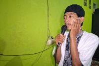 Rio Muhammad Fauzan, salah satu petugas masjid di Mushola Al-Ikhlas, Jalan Kebon Kopi, Cibereum, Kota Cimahi, menjadi salah satu penerima santunan dalam kegiatan Jurnalis Nyantri #4 tahun 2025. 