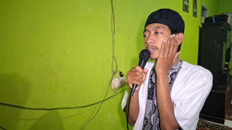 Rio Muhammad Fauzan, salah satu petugas masjid di Mushola Al-Ikhlas, Jalan Kebon Kopi, Cibereum, Kota Cimahi, menjadi salah satu penerima santunan dalam kegiatan Jurnalis Nyantri #4 tahun 2025. 