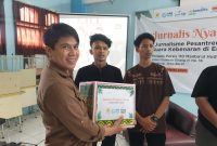 Ketua IJTI Jawa Barat,Iwan Sabba Romli saat memberikan bingkisan untuk santri Ponpes Manbaul Huda jalan Cijawura Girang, Kota Bandung.