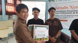 Ketua IJTI Jawa Barat,Iwan Sabba Romli saat memberikan bingkisan untuk santri Ponpes Manbaul Huda jalan Cijawura Girang, Kota Bandung.