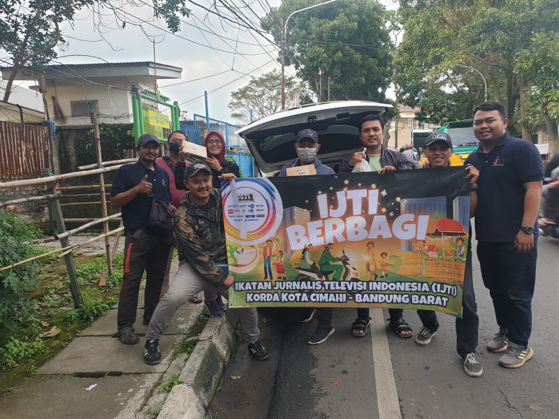 Ikatan Jurnalis Televisi Indonesia (IJTI) Korda Cimahi -KBB Manfaatkan momen Ramadhan untuk berbagi takjil dengan para pengendara.