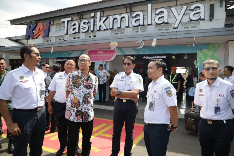 Direktur Utama PT Kereta Api Indonesia (Persero), Didiek Hartantyo, melakukan kunjungan kerja ke Stasiun Tasikmalaya pada Kamis, 27 Maret 2025 dalam rangka Posko Angkutan Lebaran 2025.