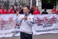 Aliansi Masyarakat Bandungraya melakukan aksi unjuk rasa dukungan pengesahan UU TNI di depan Gedung DPRD Jabar, Jumat, 28 Maret 2025