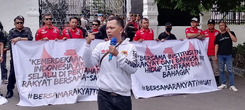 Aliansi Masyarakat Bandungraya melakukan aksi unjuk rasa dukungan pengesahan UU TNI di depan Gedung DPRD Jabar, Jumat, 28 Maret 2025