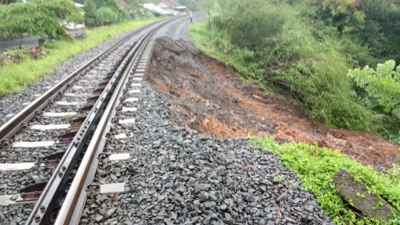 PT Kereta Api Indonesia (Persero) Daerah Operasi 2 Bandung menghentikan sementara perjalanan kereta api akibat adanya rintang jalan gogosan yang terjadi di petak jalan antara Stasiun Ciamis dan Stasiun Manonjaya.