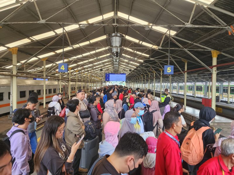 Sekitar 18 Ribu Pelanggan Berangkat dengan Kereta Api dari wilayah Daop 2 Bandung Pada Puncak Arus Mudik.