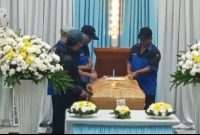 Suasana haru warnai kedatangan jenazah pendaki yang meninggal akibat hipotermia saat mendaki Puncak Carstensz Lilie Wijayati Poegiono di rumah duka yang ada di Nana Rohana, Kota Bandung. pada Senin (03/03/2025) malam.