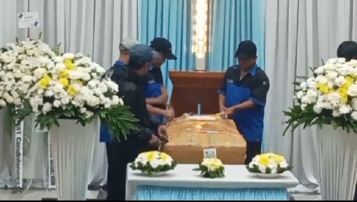 Suasana haru warnai kedatangan jenazah pendaki yang meninggal akibat hipotermia saat mendaki Puncak Carstensz Lilie Wijayati Poegiono di rumah duka yang ada di Nana Rohana, Kota Bandung. pada Senin (03/03/2025) malam.