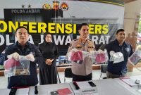 Kabid Humas Polda Jabar Kombes Pol Jules Abraham Abast didampingi Direktur Reserse Siber Polda Jawa Barat Kombes Pol. Resa Ramadiansahah saat Konferensi pers di Mapolda Jabar,Kamis (6/02/2025).
