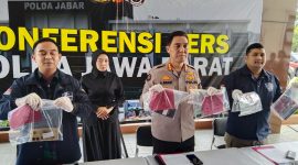 Kabid Humas Polda Jabar Kombes Pol Jules Abraham Abast didampingi Direktur Reserse Siber Polda Jawa Barat Kombes Pol. Resa Ramadiansahah saat Konferensi pers di Mapolda Jabar,Kamis (6/02/2025).