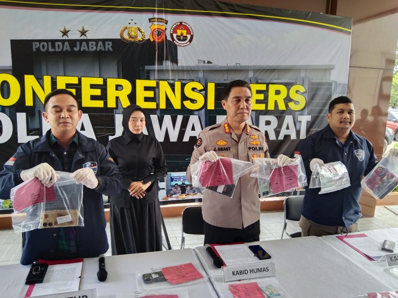 Kabid Humas Polda Jabar Kombes Pol Jules Abraham Abast didampingi Direktur Reserse Siber Polda Jawa Barat Kombes Pol. Resa Ramadiansahah saat Konferensi pers di Mapolda Jabar,Kamis (6/02/2025).