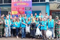 Ketua PPTB Bandung Chen Ming Shan saat secara simbolis Membuka Pasar murah sekaligus membagikan paket sembako di komplek Kopo Kencana Bojongloa Kaler Kota Bandung yang disaksikan Polsek dan Koramil setempat 