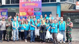 Ketua PPTB Bandung Chen Ming Shan saat secara simbolis Membuka Pasar murah sekaligus membagikan paket sembako di komplek Kopo Kencana Bojongloa Kaler Kota Bandung yang disaksikan Polsek dan Koramil setempat 