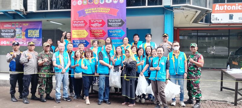 Ketua PPTB Bandung Chen Ming Shan saat secara simbolis Membuka Pasar murah sekaligus membagikan paket sembako di komplek Kopo Kencana Bojongloa Kaler Kota Bandung yang disaksikan Polsek dan Koramil setempat 