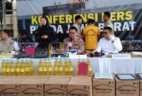 Polda Jabar menggelar jumpa pers pengungkapan pabrik pengemasan minyak sawit yang tidak sesuai SNI.