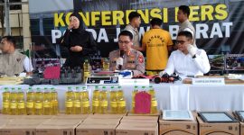 Polda Jabar menggelar jumpa pers pengungkapan pabrik pengemasan minyak sawit yang tidak sesuai SNI.