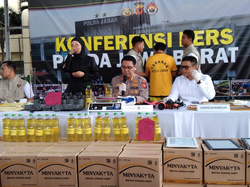 Polda Jabar menggelar jumpa pers pengungkapan pabrik pengemasan minyak sawit yang tidak sesuai SNI.