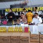 Polda Jabar menggelar jumpa pers pengungkapan pabrik pengemasan minyak sawit yang tidak sesuai SNI.