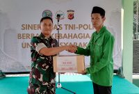 Komandan Batalyon Arhanud 3/YBY  Letkol ARH Kusuma Ardianto S.I.P., M.Han., saat memberikan bantuan santunan anak yatim kepada pengurus yayasan