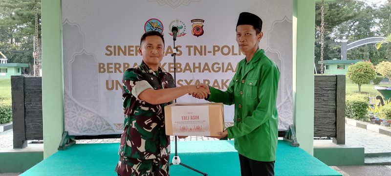 Komandan Batalyon Arhanud 3/YBY  Letkol ARH Kusuma Ardianto S.I.P., M.Han., saat memberikan bantuan santunan anak yatim kepada pengurus yayasan