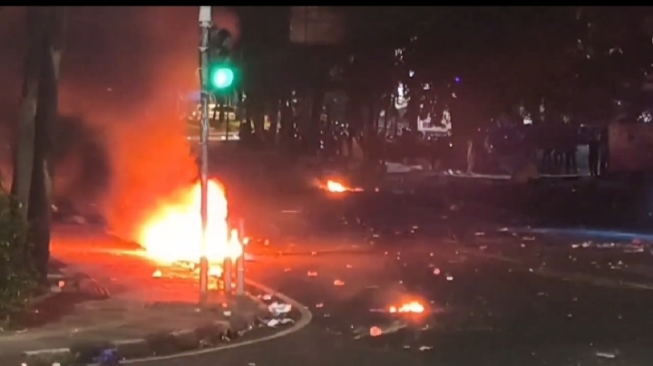 Aksi tolak Undang-undang TNI di Kota Bandung berakhir ricuh.