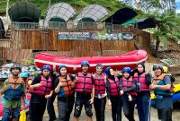 Peserta arung jeram sungai Palayangan Situ Cileunca,Pangalengan,Kabupaten Bandung.