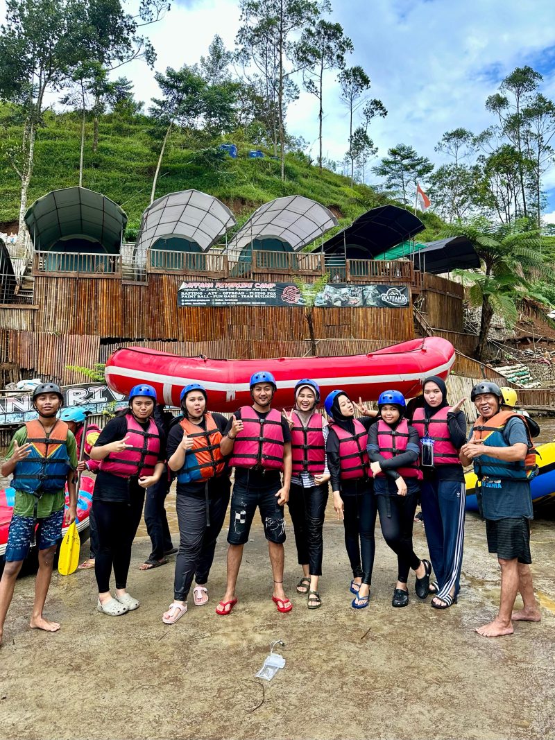 Peserta arung jeram sungai Palayangan Situ Cileunca,Pangalengan,Kabupaten Bandung.
