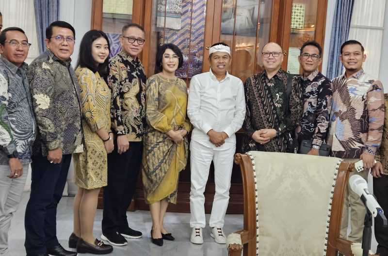 Gubernur Jawa Barat Dedi Mulyadi saat foto bersama Ketua APINDO Jabar Ibu Ning Wahyu Astutik bersama pengurus dalam acara Audensi, pada 15 April 2025