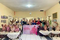 Srikandi PT Pegadaian Regional Bandung saat kegiatan bakti sosial di Panti Sosial Tresna Wredha Budi Pertiwi, Jalan Sancang No. 2, Kota Bandung, 21 April 2025, kemarin.